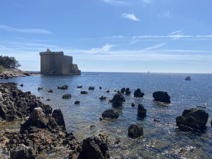Le monastère fortifié de l'île Saint-Honorat, au bord de l'eau